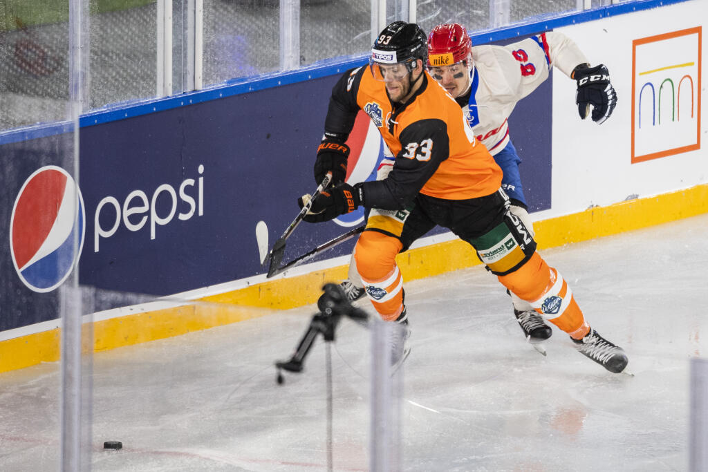 Na snímke zľava Dominik Riečický (Košice) a Adam Bezák (Slovan) bojujú o puk pri mantineli počas zápasu 24. kola Tipos extraligy HC Slovan Bratislava - HC Košice pod holým nebom na ploche Národného futbalového štadióna v rámci podujatia Kaufland Winter Games v Bratislave v nedeľu 15. januára 2023.
