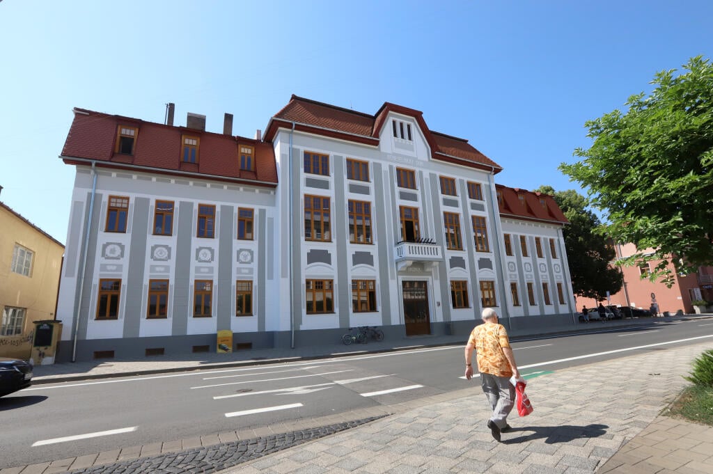 Na snímke zrekonštruovaná budova Krajskej knižnice Ľudovíta Štúra vo Zvolene v pondelok 27. júna 2022. FOTO TASR - Ján Krošlák