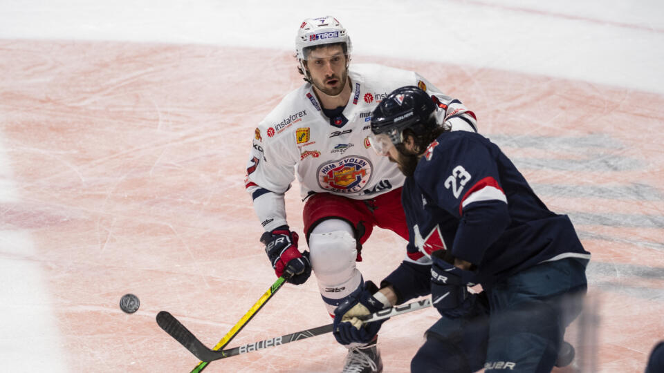 Na snímke sprava Brant Harris (Slovan) a Benjamin River Betker (Zvolen) počas štvrtého zápasu semifinále hokejovej Kaufland play off Tipos extraligy HC Slovan Bratislava - HKM Zvolen 18. apríla 2021 v Bratislave. FOTO TASR - Jaroslav Novák