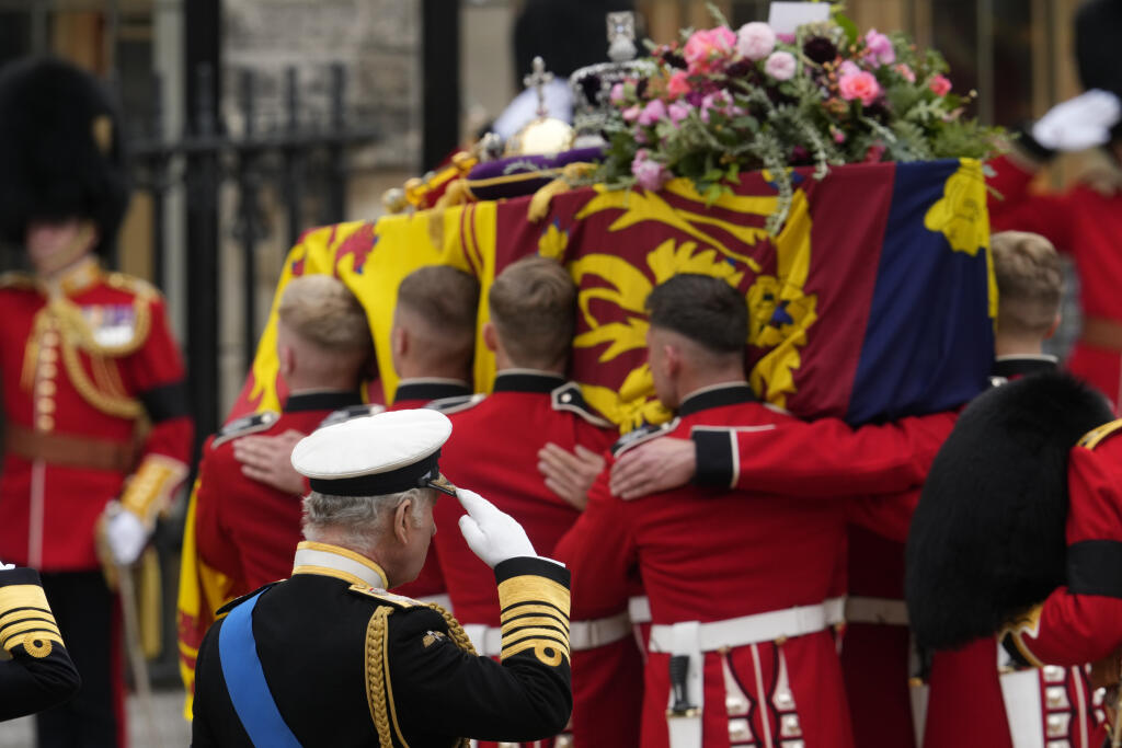 Britský kráľ Karol III. salutuje pred rakvou svojej zosnulej matky, britskej kráľovnej Alžbety II., ktorú prinášajú na štátny pohreb do Westminsterského opátstva v Londýne v pondelok 19. septembra 2022. Štátny pohreb panovníčky sa začal v pondelok o 11.00 h (12.00 SELČ). Kráľovná Alžbeta II. zomrela 8. septembra. TASR/AP