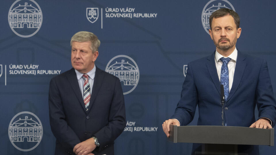 Na snímke zľava minister financií SR Igor Matovič (OĽANO), minister zdravotníctva SR Vladimír Lengvarský (nominant OĽANO) a premiér SR Eduard Heger (OĽANO) počas tlačovej konferencie po zasadnutí Ústredného krízového štábu (ÚKŠ) na Úrade vlády SR 23. novembra 2022 v Bratislave. FOTO TASR - Martin Baumann