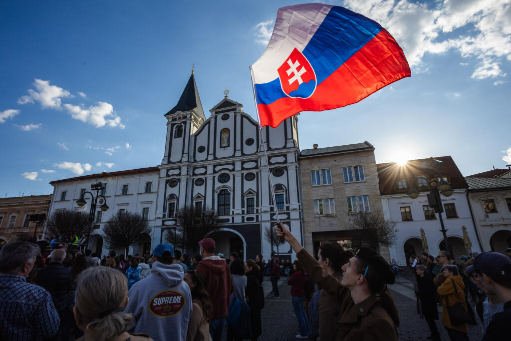 Na snímke účastníci zhromaždenia Slovensko je Európa v piatok 4. apríla 2025 v Žiline. FOTO TASR - Daniel Stehlík