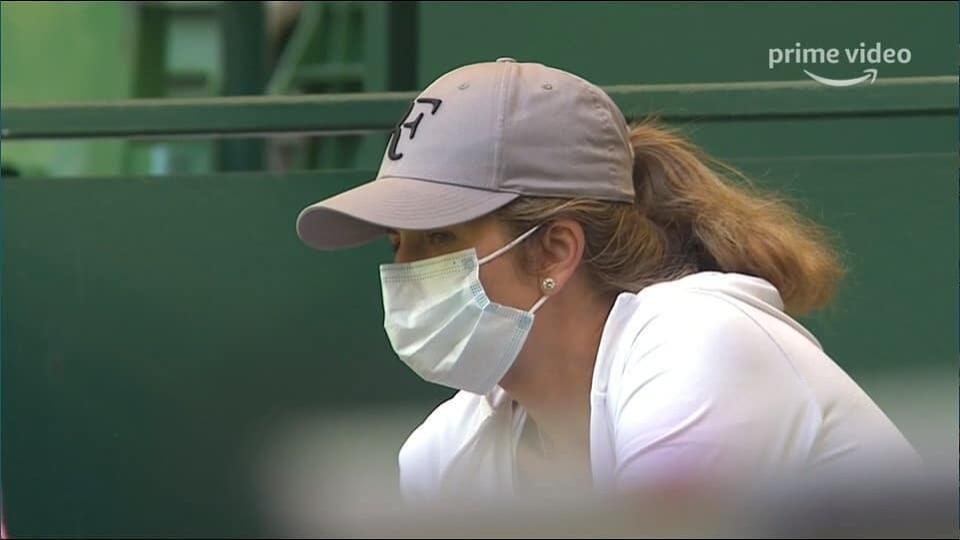 Mirka sledovala víťazstvo svojho manžela v 1. kole nad Iljom Ivaškom. S výberom outfitu si veľa starostí nerobila, v mikine a šiltovke so značkou svojho manžela pôsobila, akoby si vychutnávala domácu pohodičku, či cestovala na rodinný výlet.
