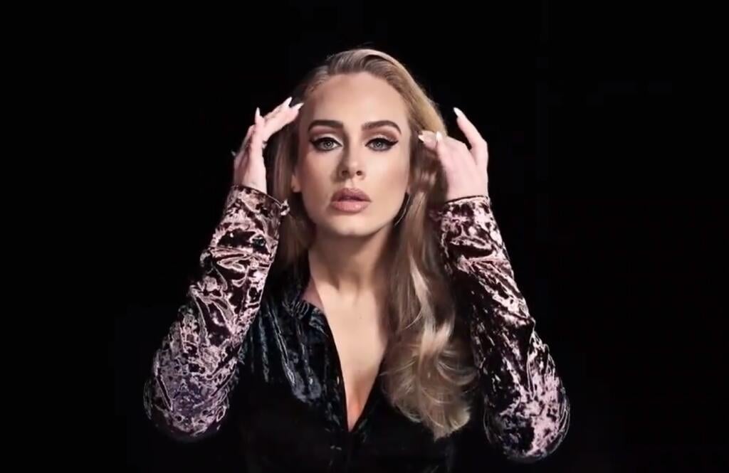 Extrémna premena speváčky Adele (32) v priamom prenose pri moderovaní Saturday Night Live.