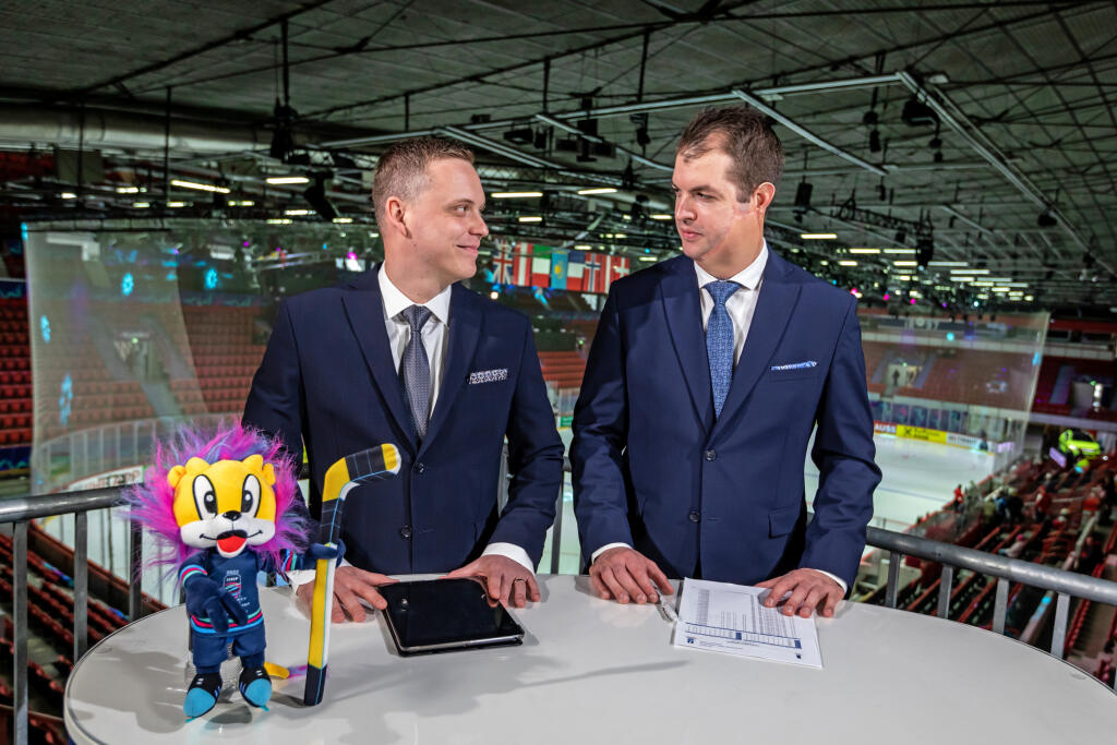 Na snímke je spolukomentátor hokejových zápasov Ondrej Rusnák a komentátor RTVS Tomáš Zagiba počas MS 2022 v Helsinkách.