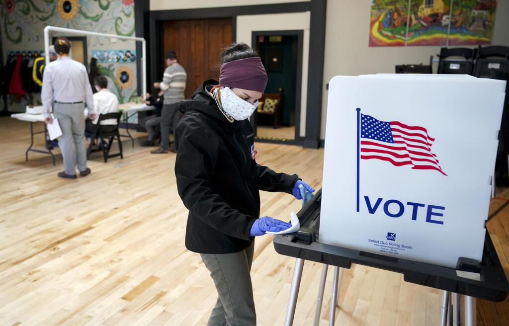 KK23 Madison - Volička Shanon Hankinová dezinfikuje zariadenie po hlasovaní  demokratických a republikánskych primárkach v americkom štáte Wisconsin 7. apríla 2020 v americkom Madisone. Voliči v americkom štáte Wisconsin v utorok nakoniec hlasujú v demokratických a republikánskych primárkach, ktoré mali byť preložené z dôvodu pandémie koronavírusu SARS-CoV-2. FOTO TASR/AP
Shanon Hankin, cleans a voter booth after it was used for voting at the Wil-Mar Neighborhood Center Tuesday,  April 7, 2020 i
