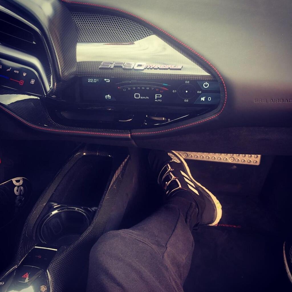 Peter Sagan a jeho brat Juraj si užili jazdu v luxusnom Ferrari. Zatiaľ nie je jasné, či auto patrí jednému z nich.