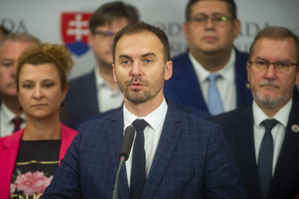 Na snímke uprostred poslanec NR SR Michal Šipoš (OĽaNO) spolu s členmi poslaneckého klubu OĽaNO počas tlačovej konferencie k neotvoreniu 72. schôdze Národnej rady SR 14. septembra 2022 v Bratislave. FOTO TASR - Jakub Kotian 