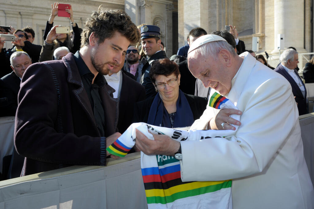 KK30 Vatikán - Trojnásobný majster sveta v cyklistike Slovák Peter Sagan daroval pápežovi Františkovi podpísaný dres majstra sveta na pravidelnej generálnej audiencii na Námestí sv. Petra vo Vatikáne 24. januára 2018. FOTO TASR/AP
Three-time cycling World champion Peter Sagan presents Pope Francis with a World Champion rainbow jersey, during the pontiff general audience, in St. Peter's Square, at the Vatican, Wednesday, Jan. 24, 2018. (L'Osservatore Romano/Pool Photo via AP)