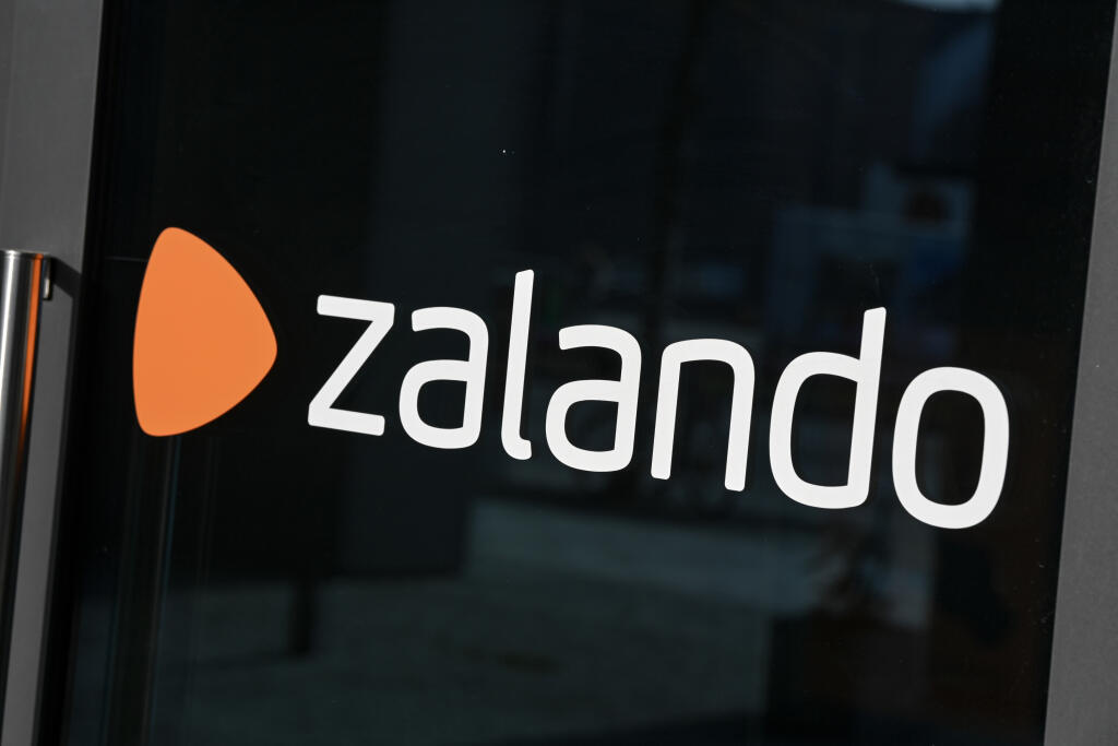 KK16 archív Berlín - Na archívnej snímke z 3. marca 2021 logo internetového predajcu módy Zalando v Berlíne. Nemecký internetový predajca módy Zalando oznámil za 2. štvrťrok 2024 medziročné zvýšenie čistého zisku takmer o 70 % a upraveného zisku pred úrokmi a zdanením (EBIT) o vyše 18 %. Prekonal tak očakávania trhov. FOTO TASR/DPA
ARCHIV - 03.03.2021, Berlin: Das Logo vom OnlinehĂ¤ndler Zalando auf dem Zalando Campus am Mercedes-Platz in Berlin. (zu dpa: Â«Zalando mit Gewinnsprung - Finanzchefi