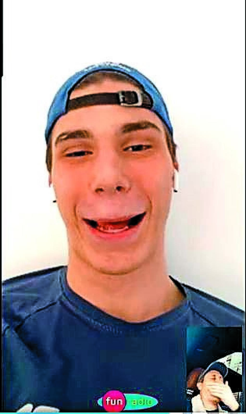 Jeho strojček už bol rozoberaný aj vo videu so Sajfom. Juraj je veľký srandista, takže si s moderátorom veľmi sadli. Mladý hokejista prezradil aj to, ako by vyzeral, keby mu puk vrazil do strojčeka.