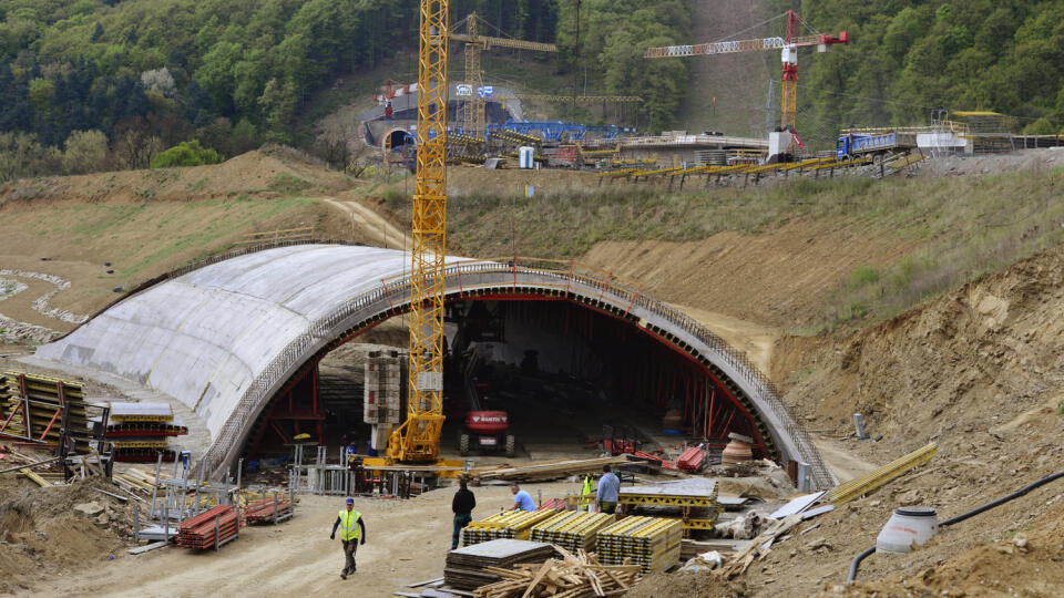 Výstavba prvej etapy rýchlostnej cesty R4, ktorá bude tvoriť severný obchvat krajského mesta Prešov. Jej súčasťou bude aj tunel Bikoš. Tento úsek R4 je napojený na diaľnicu D1 cez mimoúrovňovú križovatku Prešov – západ. Na snímke hore v pozadí severný portál tunela Bikoš. Prešov 6. mája 2022. FOTO TASR – Milan Kapusta