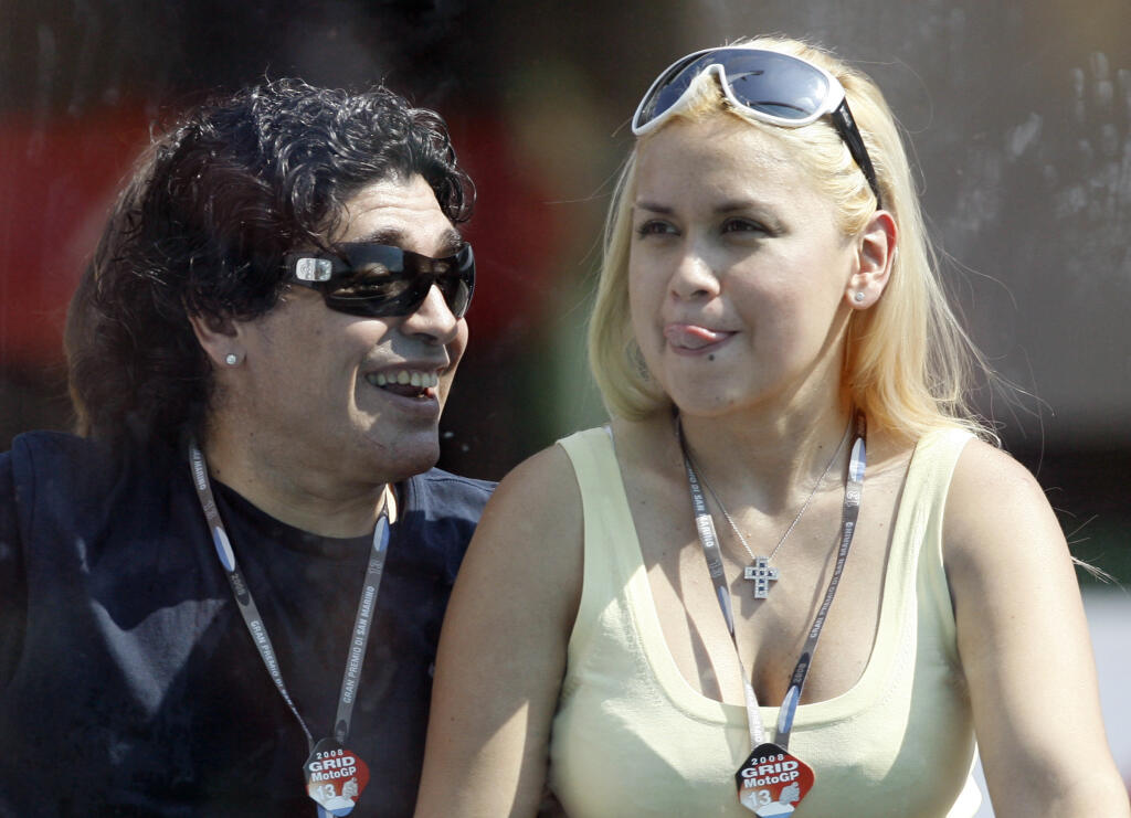 Od roku 2010 randil Maradona s ďalšou mladou kráskou Veronicou Ojedovou. Spolu sa dokonca ukazovali aj na verejnosti a v roku 2013 sa im narodil syn Fiego Fernando. Pár sa nakoniec rozišiel. Maradonove dcéry majú Veronicu doteraz v zuboch.