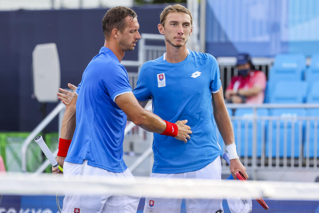 Na snímke slovenský deblový pár Filip Polášek (vľavo) a Lukáš Klein sa tešia po výhre v 1. kole mužskej štvorhry na OH2020 v Tokiu v nedeľu 25. júla 2021. Pri spoločnej turnajovej premiére vyradili štvrtý nasadený pár Aslan Karacev, Daniil Medvedev reprezentujúci Ruský olympijský výbor (ROC) 7:5, 6:4. FOTO TASR - SOŠV/Andrej Galica