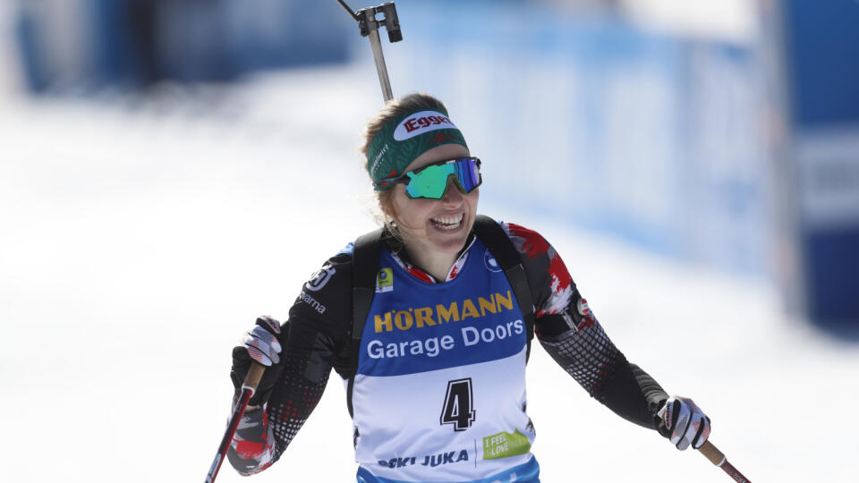 JB 45 Pokljuka - Rakúska biatlonistka Lisa Theresa Hauserová oslavuje v cieli po víťazstve pretekov s hromadným štartom na 12,5 km na majstrovstvách sveta v biatlone v slovinskej Pokljuke 21. februára 2021. FOTO TASR/AP
Austria's Lisa Theresa Hauser celebrates after she crosses the line to win the women's 12.5 km mass start competition at the World Championships Biathlon event in Pokljuka, Slovenia, Sunday, Feb. 21, 2021. (AP Photo/Darko Bandic)