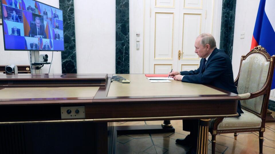Moskva - Ruský prezident Vladimir Putin predsedá zasadnutiu Bezpečnostnej rady prostredníctvom videokonferencie v Moskve 11. marca 2022. FOTO TASR/AP.