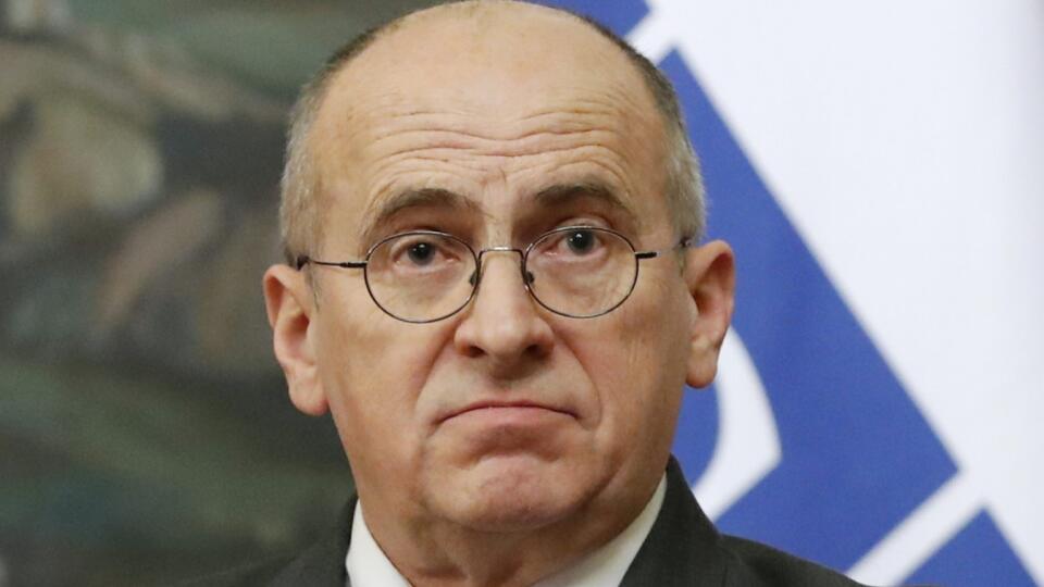 WA 26 Moskva - Poľský minister zahraničných vecí Zbigniew Rau, ktorého krajina momentálne predsedá OBSE, počúva otázky novinárov počas spoločnej tlačovej konferencie s ruským šéfom diplomacie Sergejom Lavrovom (nie je na snímke) počas stretnutia v Moskve v utorok 15. februára 2022. FOTO TASR/AP
OSCE Chairman-in-Office and Polish Minister for Foreign Affairs Zbigniew Rau listens to a question during a joint news conference with Russian Foreign Minister Sergey Lavrov followed their talks in Mosc