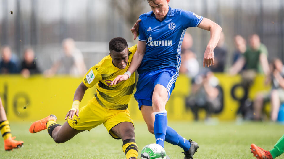 Nemecký futbalový klub Schalke 04 Gelsenkirchen musí zaplatiť pokutu 6000 eur, dve tisícky z nej môže použiť na vykonanie konkrétnych opatrení v boji s rasizmom a diskrimináciou.Pokuta je dôsledkom rasistických urážok zo strany fanúšikov na adresu 15-ročného kamerunského rodáka Youssoufu Moukoka z Borussie Dortmund. Incident sa stal počas októbrového zápasu juniorskej l