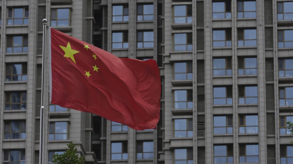WA 6 Peking - Na snímke čínska vlajka veje pri obytnej budove v Pekingu v pondelok 16. júna 2025. Rast priemyselnej produkcie v Číne sa v máji 2025 spomalil a dosiahol najmenšie tempo za šesť mesiacov. Maloobchodné tržby sa však zvýšili viac, ako sa čakalo, a priniesli tak dočasnú úľavu pre druhú najväčšiu svetovú ekonomiku uprostred krehkého prímeria v obchodnej vojne so Spojenými štátmi. FOTO TASR/AP
A Chinese national flag flutters against the residential building in Beijing, Monday, June 16
