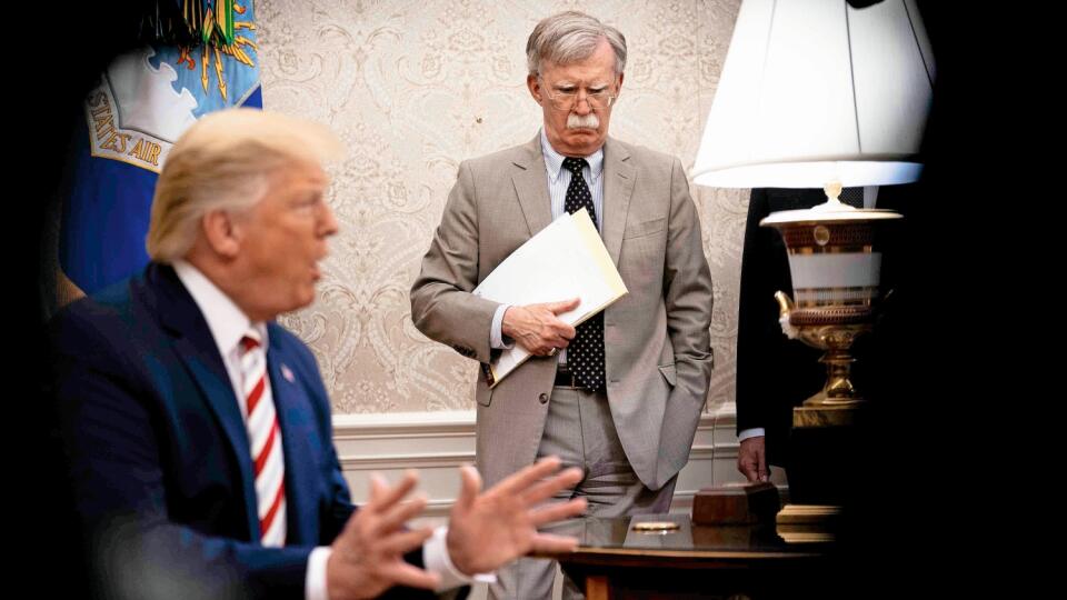BOLTON A TRUMP Každý kaderník by im vraj poradil, že im to spolu nebude fungovať.