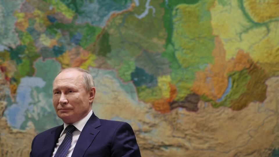 JB 22 Soči - Ruský prezident Vladimir Putin v rozhovore pre televízny kanál Russia-1 TV v rezidencii Bočarov Ručei v čiernomorskom letovisku Soči 3. júna 2022. Ruský prezident Vladimir Putin v nedeľu 5. júna upozornil, že Moskva bude útočiť na nové ciele v prípade, ak Západ dodá Ukrajine rakety dlhého doletu. Nové dodávky zbraní majú podľa Putina za cieľ