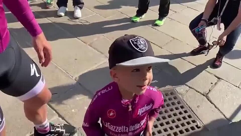 Mami, tento dres si zoberiem domov. Rozkošné zábery Saganovho syna Marlona na Giro d'Italia