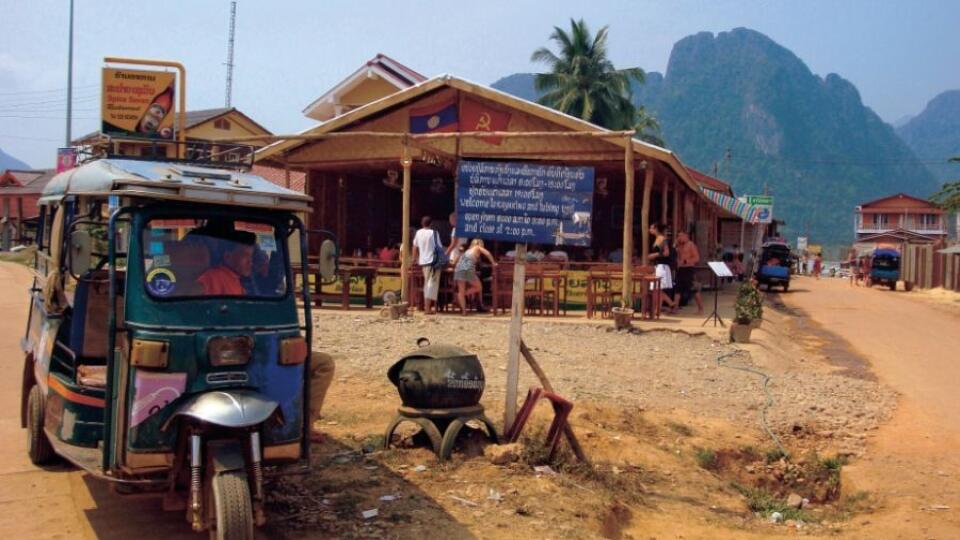 Vang Vieng – mesto mládeže. Rikše, terasovité