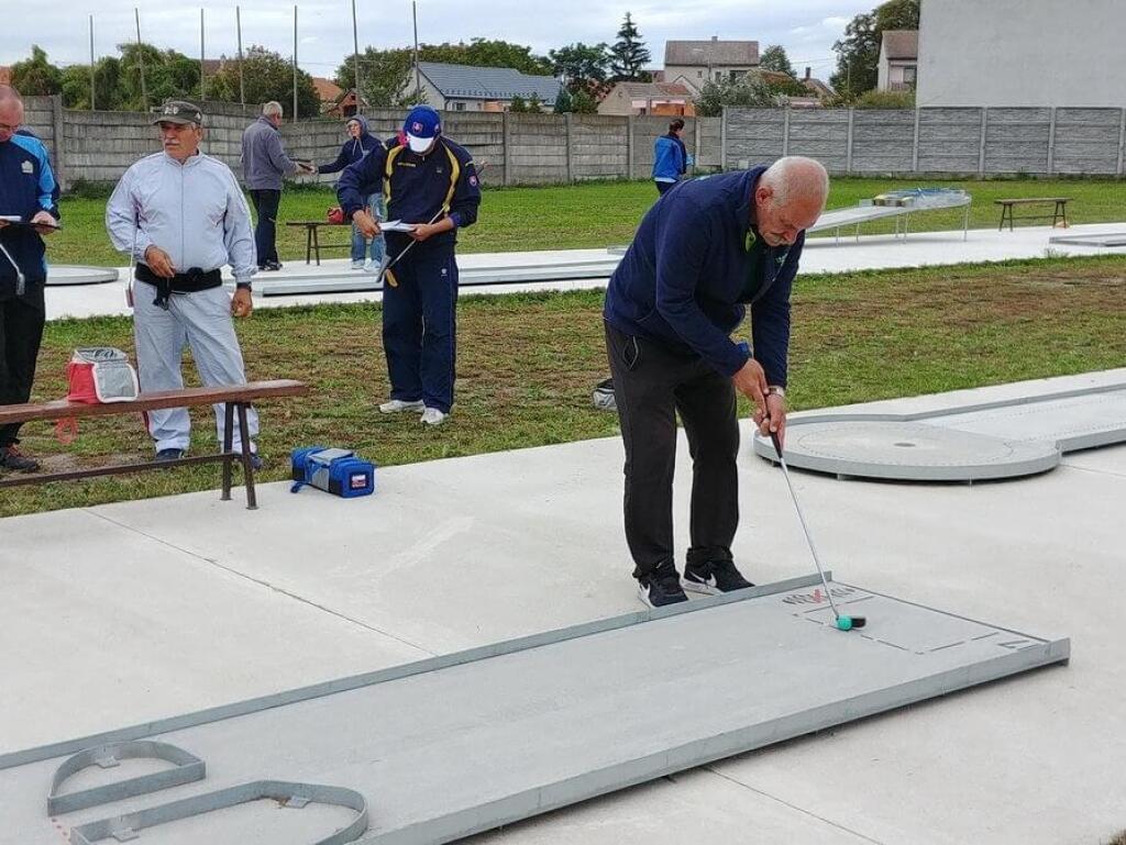 Vonku sa dá hrať napríklad minigolf.