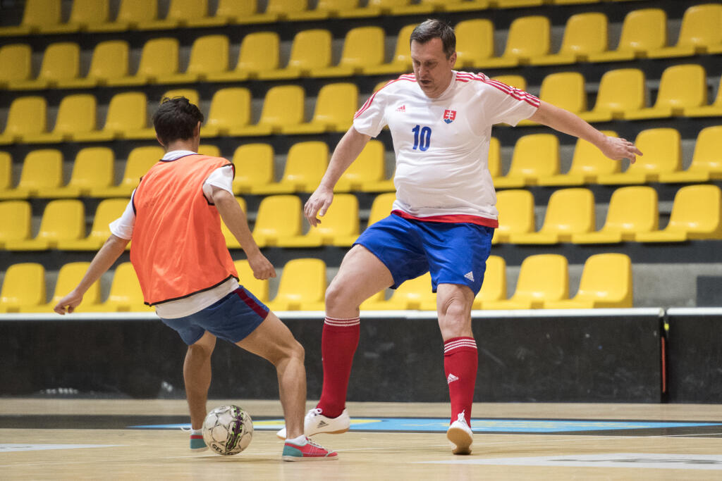 Andrej Danko sa už viackrát ukázal na futbalovom ihrisku. Ako správny kapitán mal na sebe kapitánsku pásku.