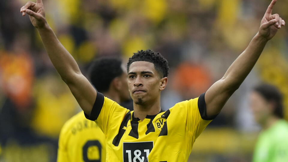 WA 49 Dortmund - Futbalista Dortmundu Jude Bellingham sa teší po strelení gólu v zápase 31. kola nemeckej Bundesligy Borussia Dortmund - VfL Wolfsburg v Dortmunde v nedeľu 7. mája 2023. FOTO TASR/AP
Dortmund's Jude Bellingham celebrates after scoring his side's fourth goal during the German Bundesliga soccer match between Borussia Dortmund and VfL Wolfsburg in Dortmund, Germany, Saturday, May 7, 2023. (AP Photo/Martin Meissner)