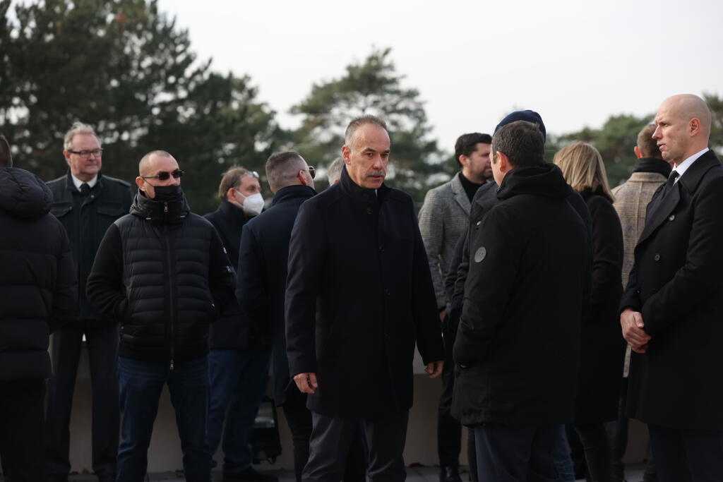 Smútiaci prichádzajú na poslednú rozlúčku s Dušanom Pašekom mladším.