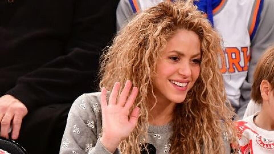 Shakira s deťmi a manželom na basketbalovom zápase.