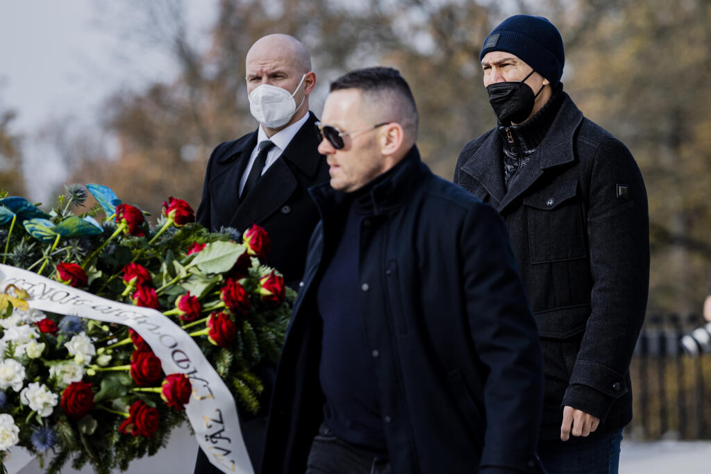 Smútoční hostia prichádzajú na poslednú rozlúčku s tragicky zosnulým Dušanom Pašekom mladším. Pašeka ml. našli obeseného na bratislavskej Kolibe 5. novembra 2021. Na snímke Miroslav Šatan.