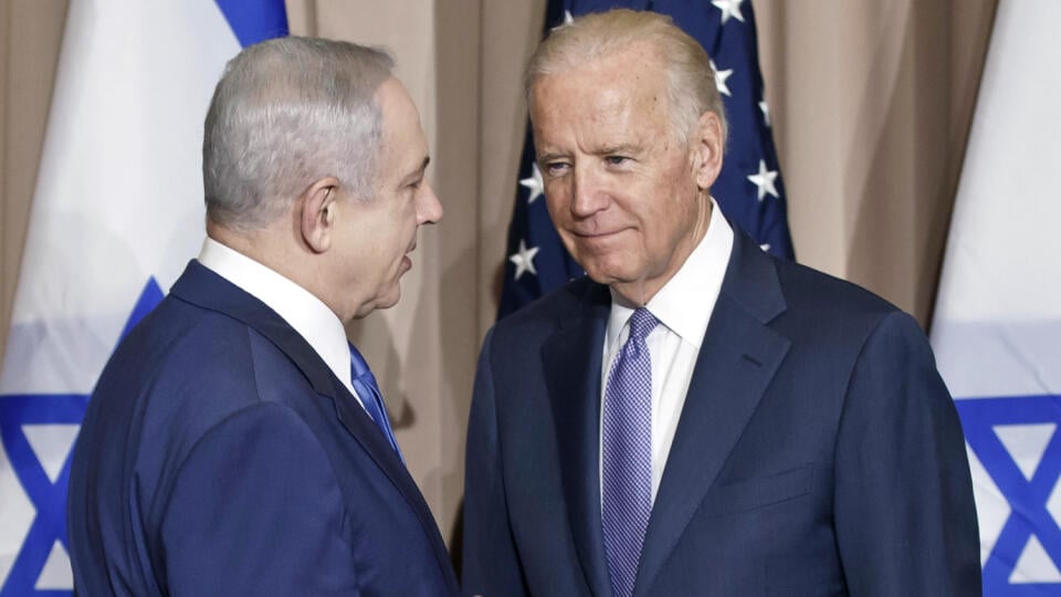 Na archívnej snímke z 11. januára 2016 americký prezident Joe Biden (vpravo) a s izraelský premiér Benjamin Netanjahu diskutujú na okraji Svetového ekonomického fóra v Davose. Americký prezident Joe Biden v telefonáte s izraelským premiérom Benjaminom Netanjahuom vyjadril podporu kompromisnému návrhu v súvislosti s návrhom reformy izraelského súdnictva v nedeľu 19. marca 2023. Biden povedal, že reformy musia rešpektovať demokratické hodnoty, dodal Biely dom.