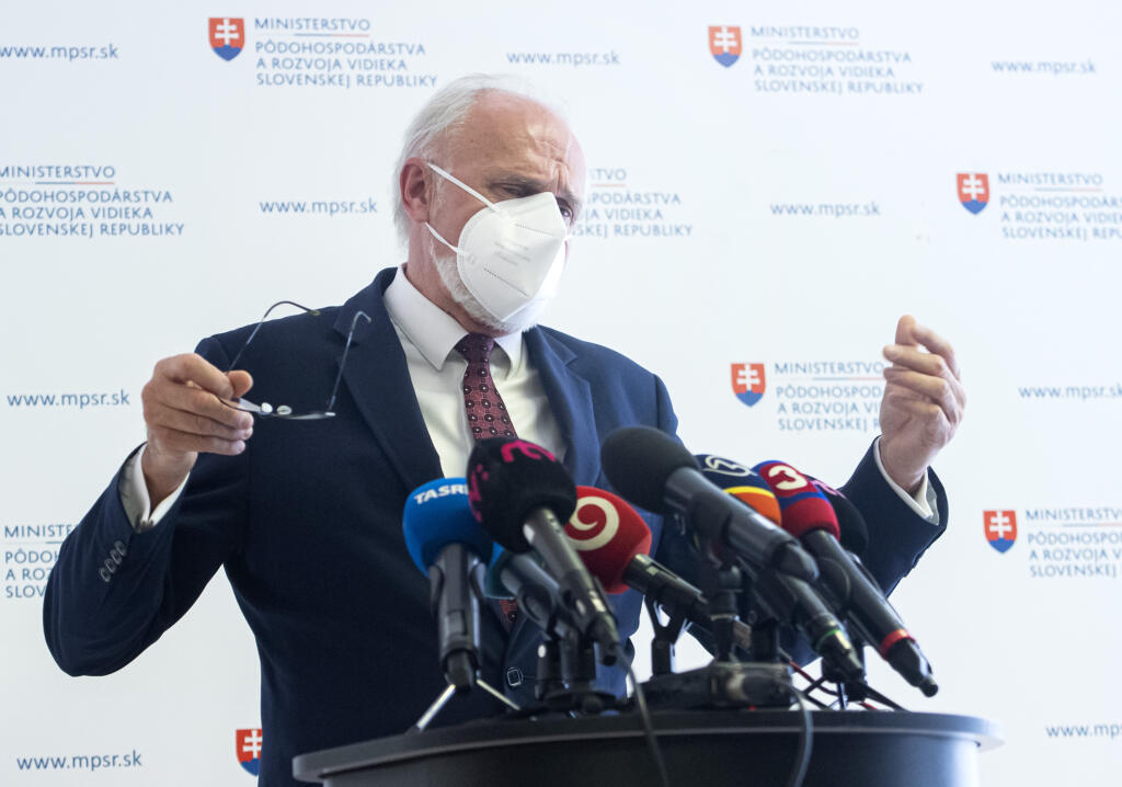 Na snímke minister pôdohospodárstva a rozvoja vidieka (MPRV) SR Ján Mičovský (OĽaNO) počas brífingu s novinármi, na ktorej ohlásil svoju demisiu z postu ministra pôdohospodárstva 25. mája 2021 v Bratislave. FOTO TASR - Martin Baumann