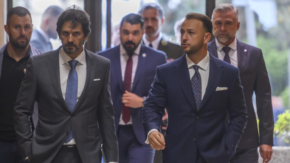 Na snímke sprava predseda Výboru NR SR pre obranu a bezpečnosť Tibor Gašpar (Smer-SD), minister vnútra SR Matúš Šutaj Eštok (Hlas-SD), námestník riaditeľa SIS poverený výkonom právomocí riaditeľa SIS Pavol Gašpar a vicepremiér a minister obrany SR Robert Kaliňák (Smer-SD) prichádzajú na mimoriadne zasadnutie Bezpečnostnej rady SR v Bratislave 22. mája 2024. FOTO TASR - Jaroslav Novák