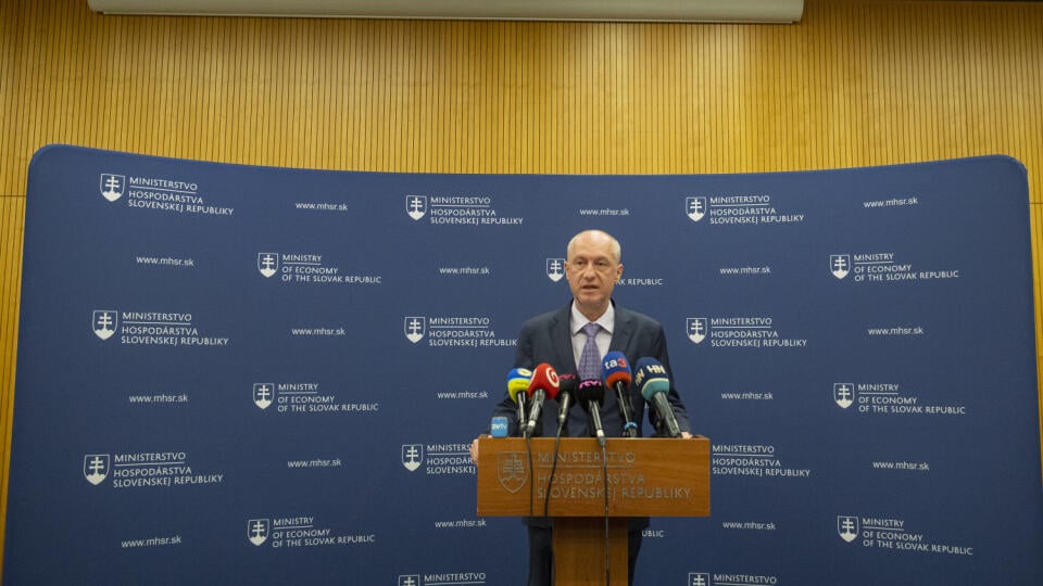 Na snímke minister hospodárstva Karol Hirman počas tlačovej konferencie k prelomovej dohode na zasadnutí Rady pre dopravu, telekomunikácie a energetiku, vyjadrenie k zmluve so Slovenskými elektrárňami a pomoc s energiami na rok 2023. V Bratislave, 21. decembra 2022. FOTO TASR - Michal Svítok