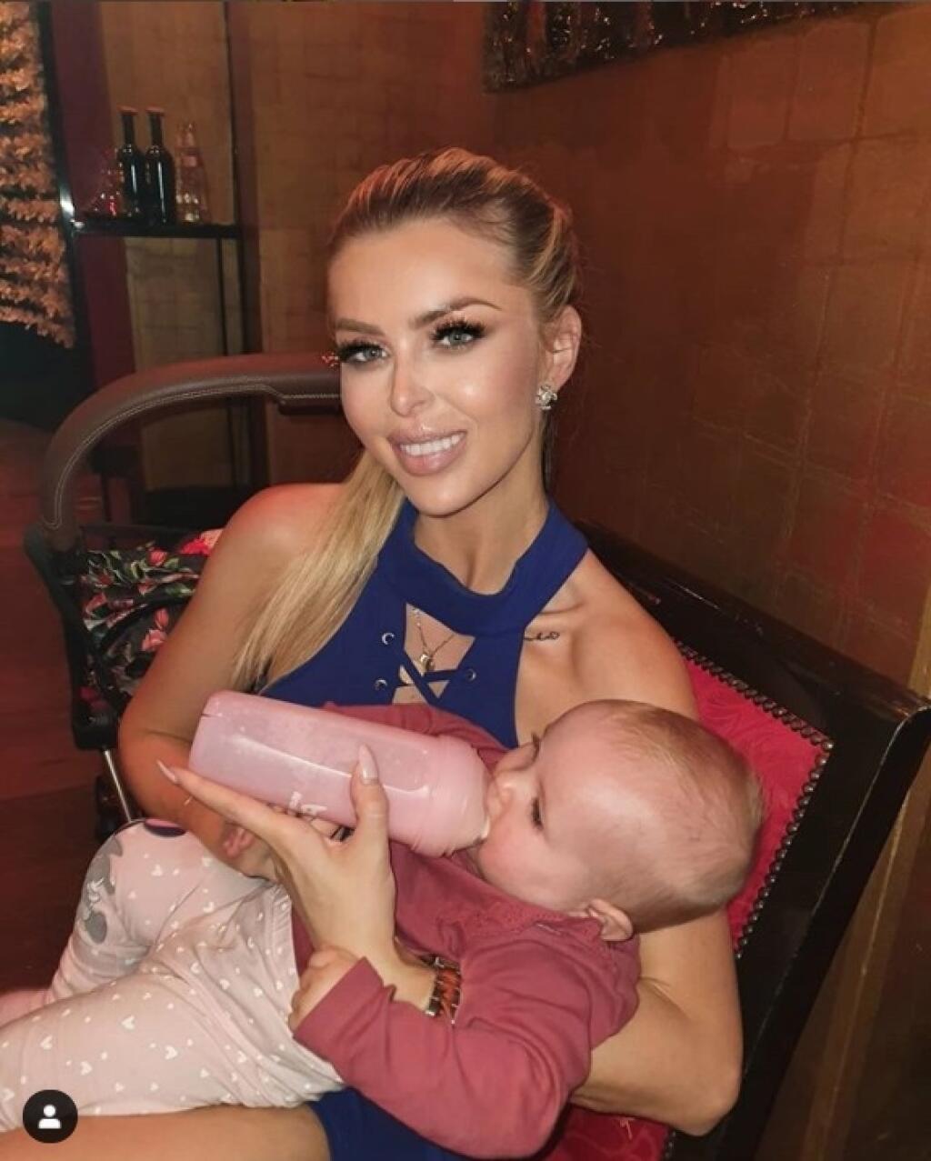 Playmate Lela Ceterová prezdradila, že so zápasníkom Karlosom Vémolom čakala dvojičky. O jedno dieťatko prišla. Vďačná je za dcérku Lili.