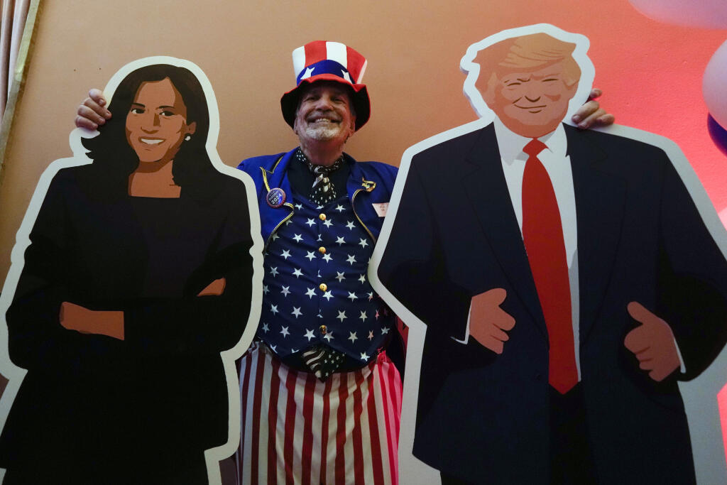 KK70 Miláno - Pracovník služieb generálneho konzulátu USA Timothy Lockwood pózuje s papierovými kartónmi Kamaly Harrisovej a Donalda Trumpa počas volebnej noci 5. novembra 2024 v Miláne.FOTO TASR/AP
U.S. Consulate General Services Officer Timothy Lockwood poses with cardboards of Kamala Harris and Donald Trump during the Election Night event in Milan, Italy, Tuesday, Nov. 5, 2024. (AP Photo/Luca Bruno)