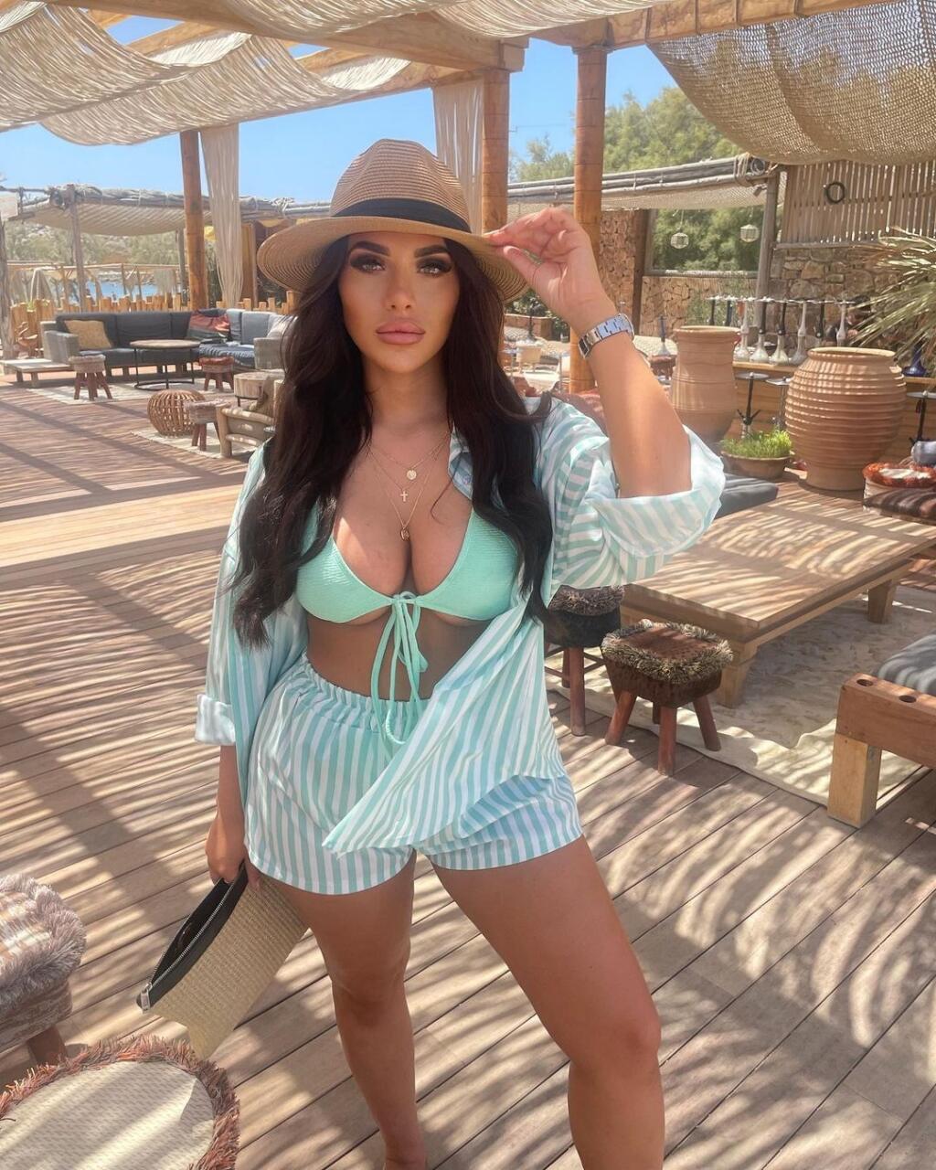 Britská celebrita Chloe Brockettová sa taktiež stretla s dovolenkujúcimi futbalistami.