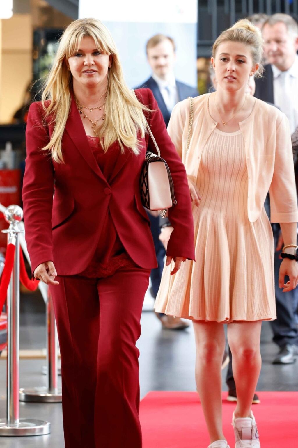 Corinna sa najskôr usmievala. Prišla si prevziať ocenenie, ktoré dostal Michael za svoju charitatívnu činnosť.