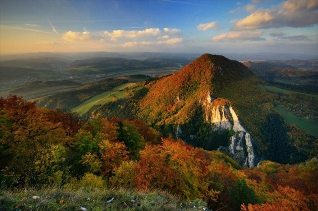 Veľký Manín - (890,6 m n. m.) je najvyšší vrch Súľovských vrchov.
Severný svah vrchu sa prudko zráža do Manínskej tiesňavy. Na druhej strane tiesňavy sa rozkladá nižší, geologicky a morfologicky príbuzný Malý Manín.