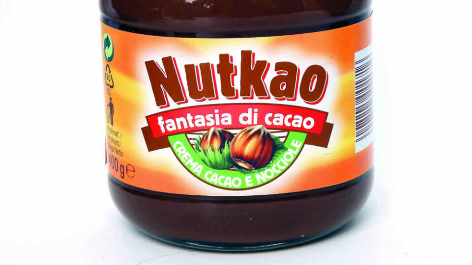 Crema cacao e nocciole
Nutkao, 400 g
Krajina pôvodu/ Taliansko
Zloženie/ cukor, palmový a repkový olej, lieskové orechy 13 %, odtučnený kakaový prášok 7 %, odstredené sušené mlieko 4 %, sušená srvátka, laktóza, slnečnicový lecitín, aróma
Energia v 100 g/ 2 232 kJ Bielkoviny/ 4,1 g Sacharidy/ 65 g Tuky/ 28 g
Redakcia hodnotí: Najsvetlejšia a najredšia nátierka jemne vonia kakaom, oriešky takmer necítiť. Hladký krém je príliš sladký, chuť kakaa aj lieskovcov je v porovnaní s ostatnými tromi