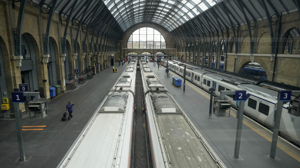 EBE 2 Londýn - V Británii opäť štrajkujú železniční dopravcovia a zamestnanci spoločnosti Network Rail, ktorá spravuje väčšinu železničnej infraštruktúry. Na snímke vlaky sú zaparkované na nástupištiach na stanici Kings Cross počas štrajku v Londýne v stredu 27. júla 2022. FOTO TASR/AP
Trains are parked at platforms at Kings Cross Station as members of the Rail, Maritime and Transport union (RMT) began fresh nationwide strikes in a bitter dispute over pay, jobs and conditions, in London, Wednes