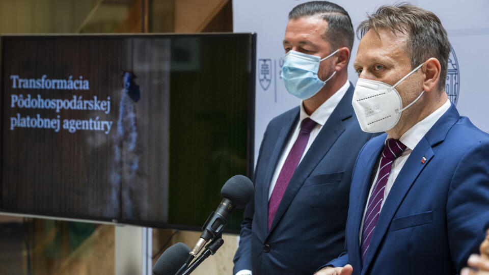 Na snímke sprava minister pôdohospodárstva a rozvoja vidieka (MPRV) SR Samuel Vlčan a riaditeľ Pôdohospodárskej platobnej agentúry (PPA) Jozef Kiss počas tlačovej konferencie k riešeniam nevyhnutných pri transformácii PPA na modernú inštitúciu v Bratislave 14. júla 2021. FOTO TASR - Jaroslav Novák