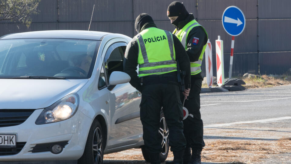 Námatkové policajné kontroly na hraničných priechodoch si od vás môžu pýtať test alebo potvrdenie, že ste pendler. Na snímke je kontrola na hraničnom priechode Berg.