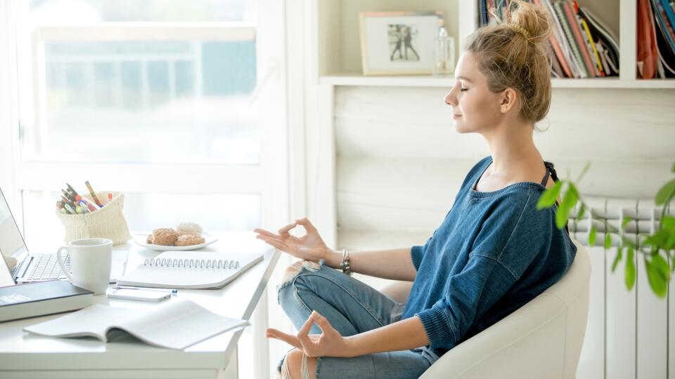 Proti zlej energii pomáha pozitívne myslenie a meditovanie.