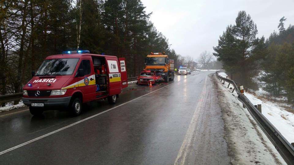 Cesta po nočnom daždi a mraze bola v sobotu ráno ako jedno veľké klzisko.