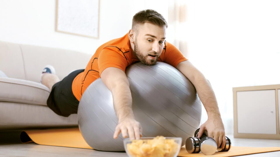 Cholesterol vám môže stúpať aj bez nezdravej stravy. Stačí, že sa málo hýbete.