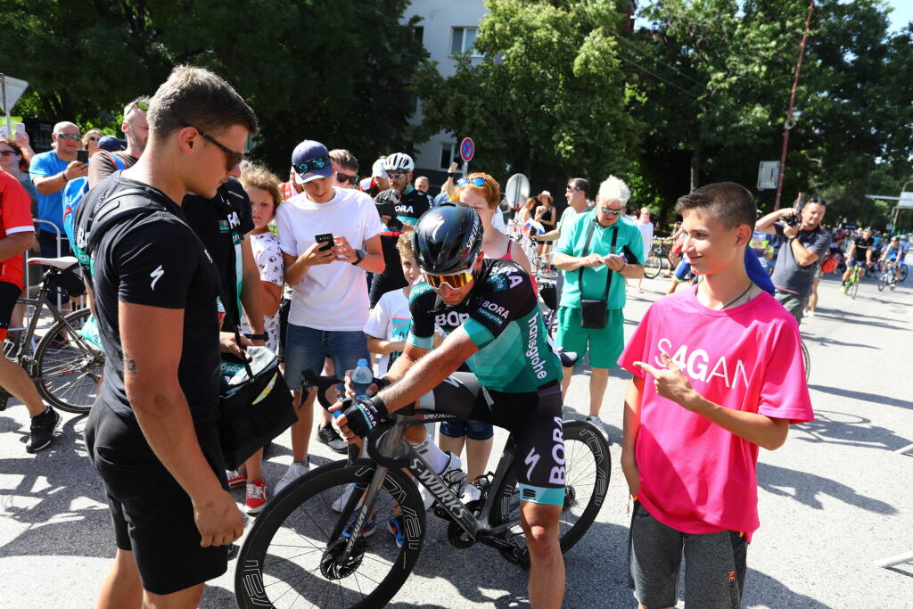 Po tom, čo cyklisti prejdú cieľovú pásku je ich dobrým zvykom vybicyklovať dlhé preteky ešte zopár metrami navyše. Tento fakt využili fanúšikovia Petra Sagana, ktorí ho po prejazde cieľom doslova obkľúčili. Nik z organizátorov nebol na blízku a tak zostal Peter sám v obkolesení lovcov autogramov a fotiek.